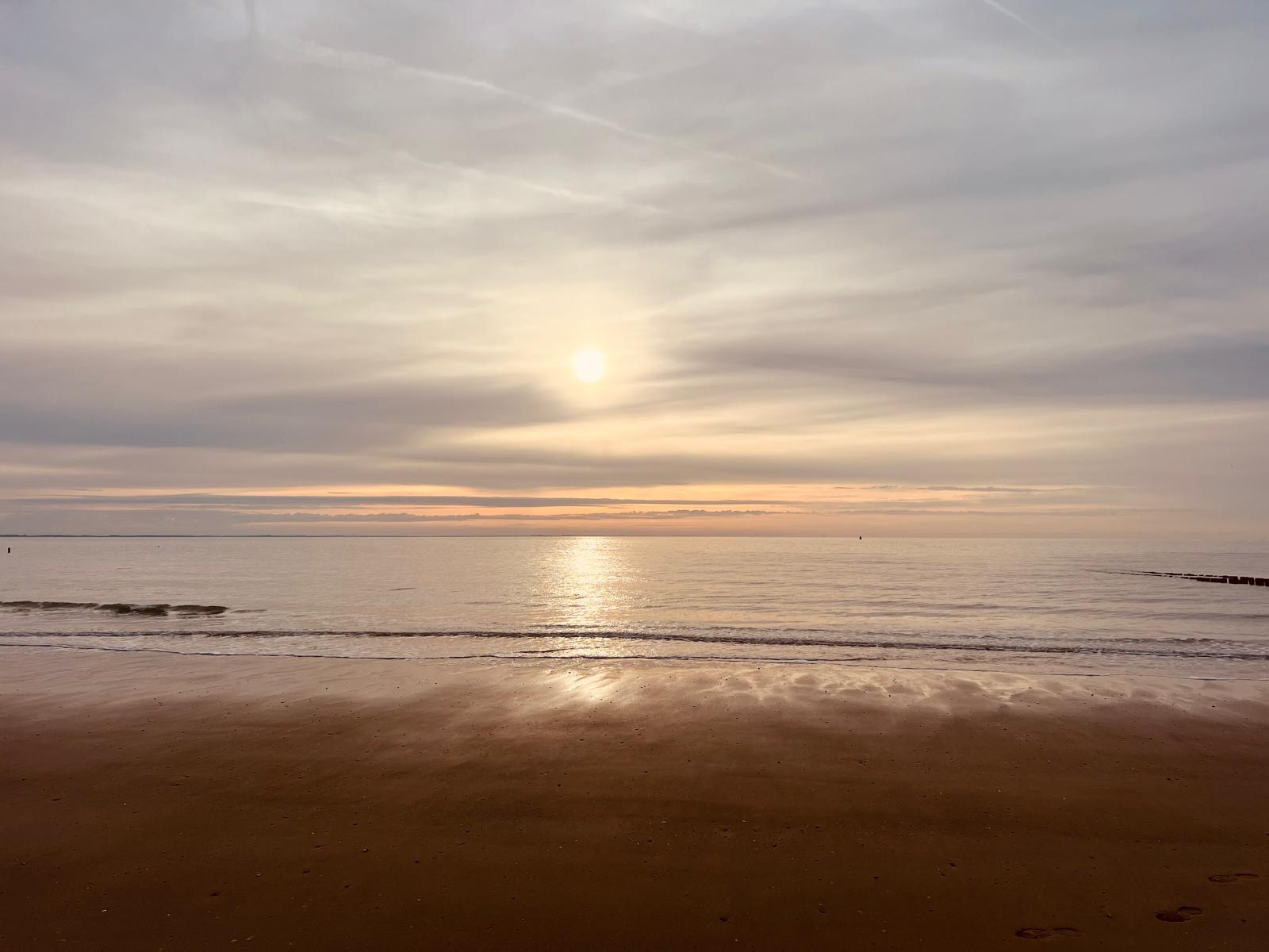 Gouden zonsondergang boven de Zeeuwse zee