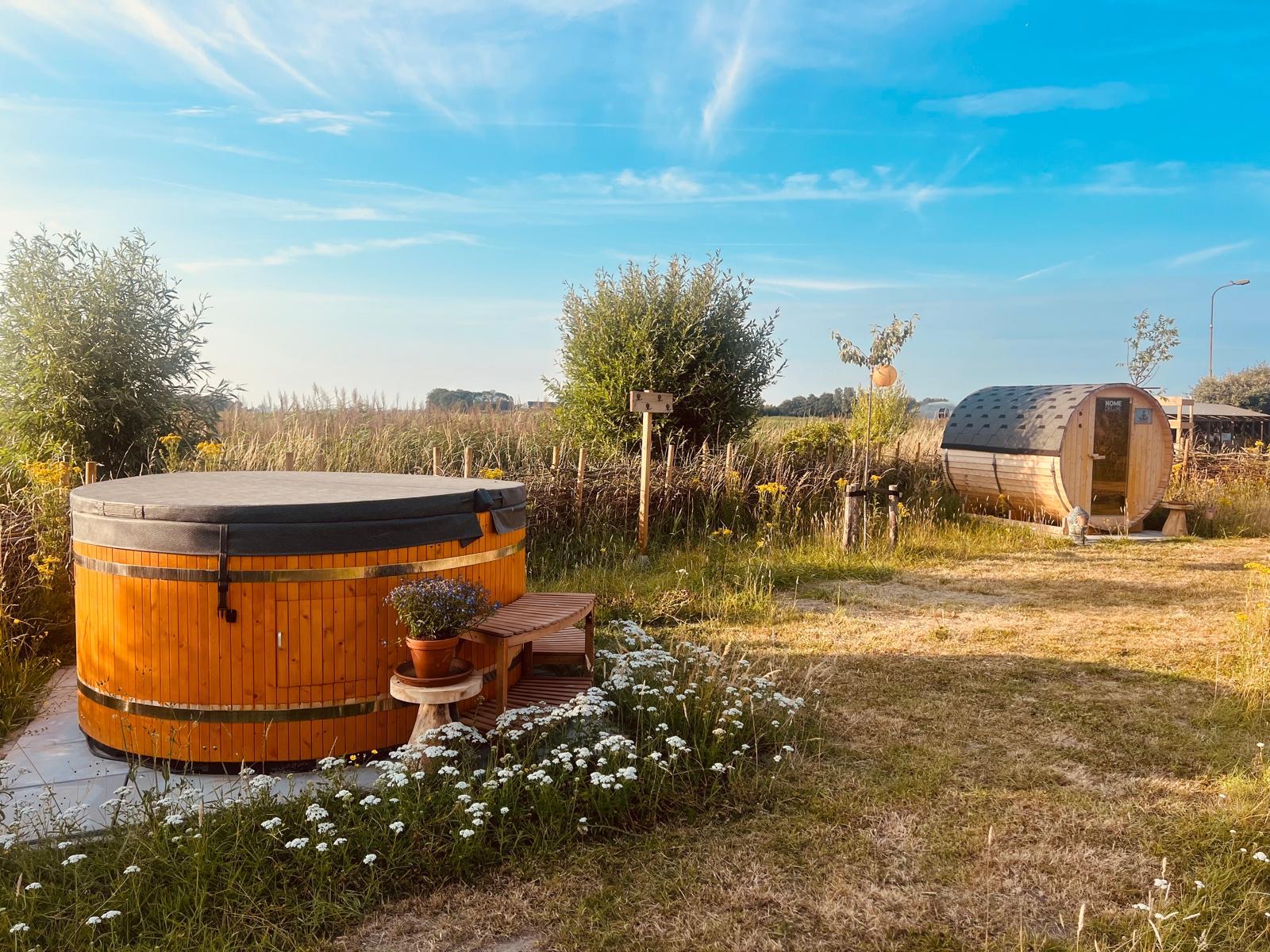 Sauna en houtgestookte jacuzzi op het wellnessplein