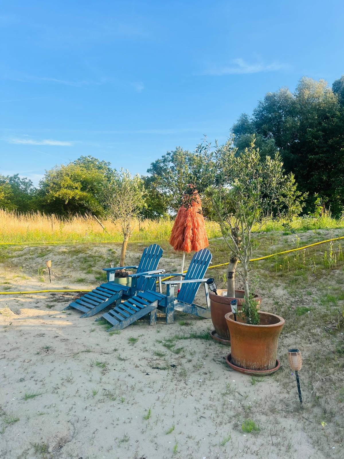 Zithoek met loungestoelen in de tuin